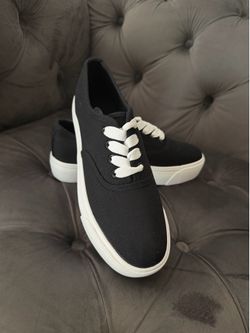 Tennis shoes