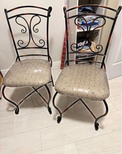 Confortables Chairs X 2