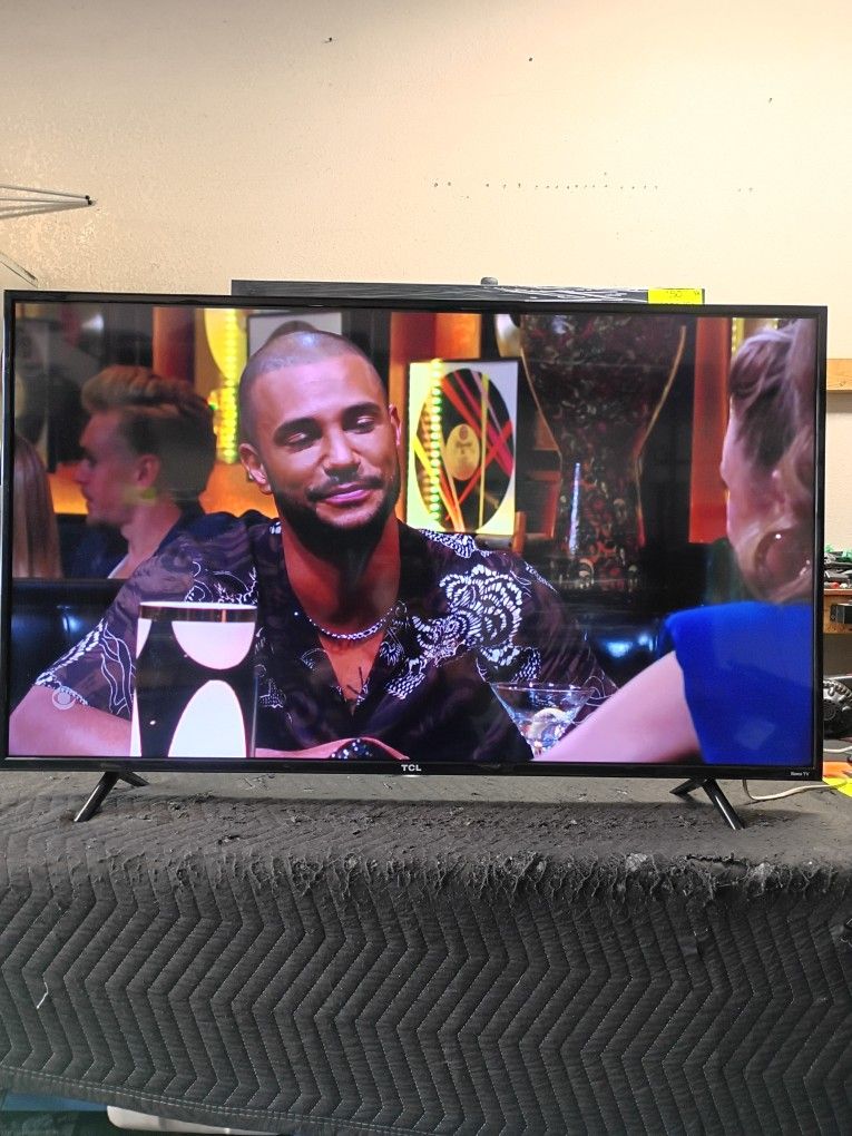 55 Inch Roku TCL 4k Smart Beautiful Tv Comes With Remote Control Shows Great Quality Clear Picture Works Fantastic Guaranteed