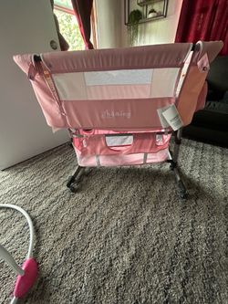 Pink thoming bassinet