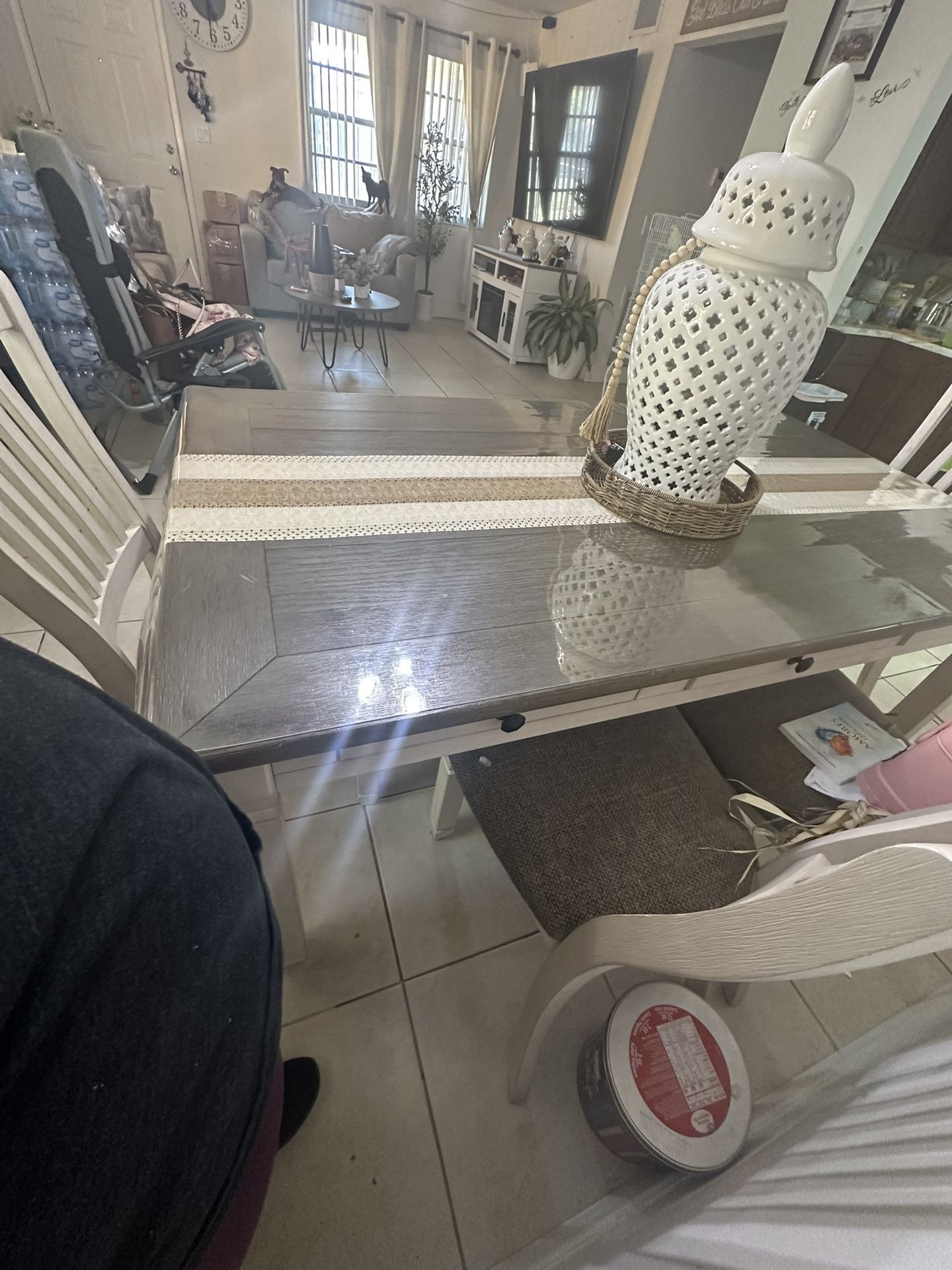 Ashley Mesa De Cuatro Sillas. Un Tapete