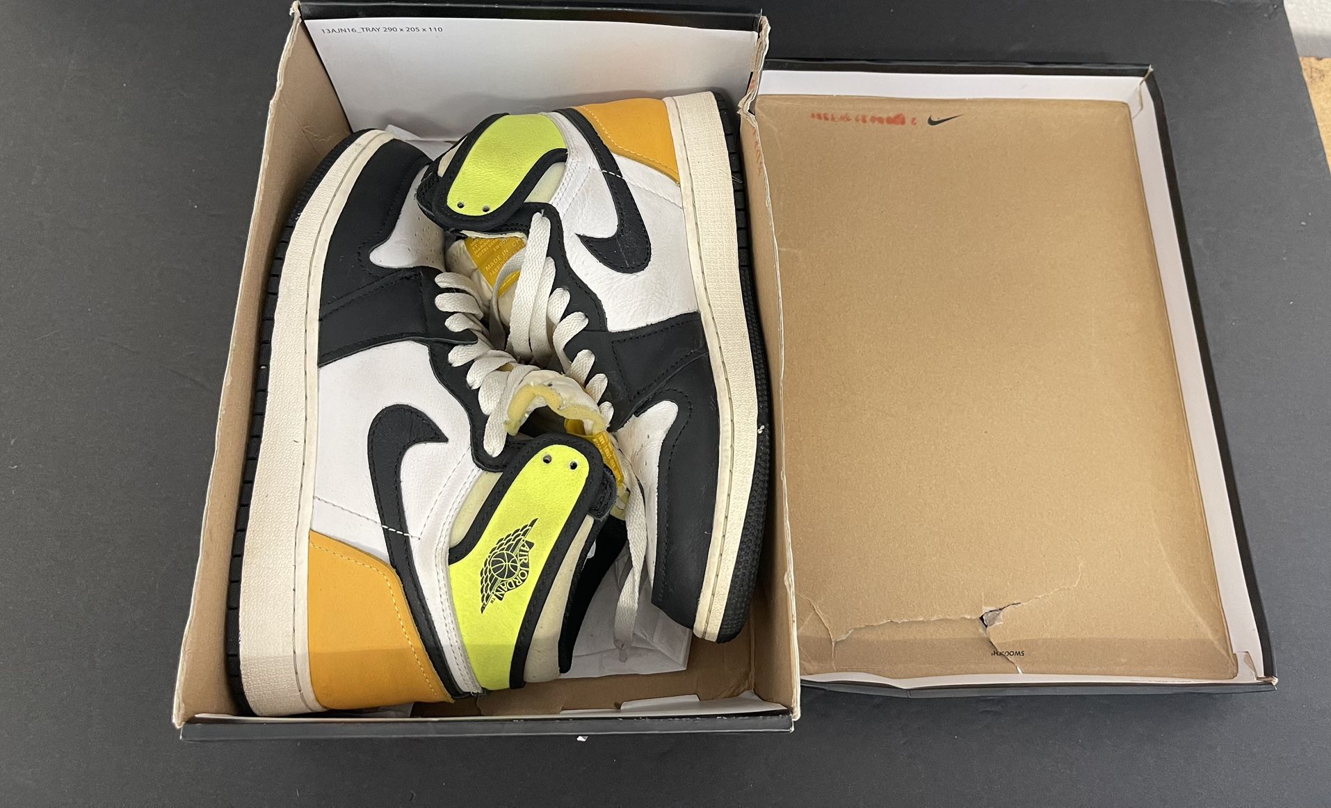 Nike Air Jordan 1 Retro High OG GS 575441-201 Size 6Y With Box