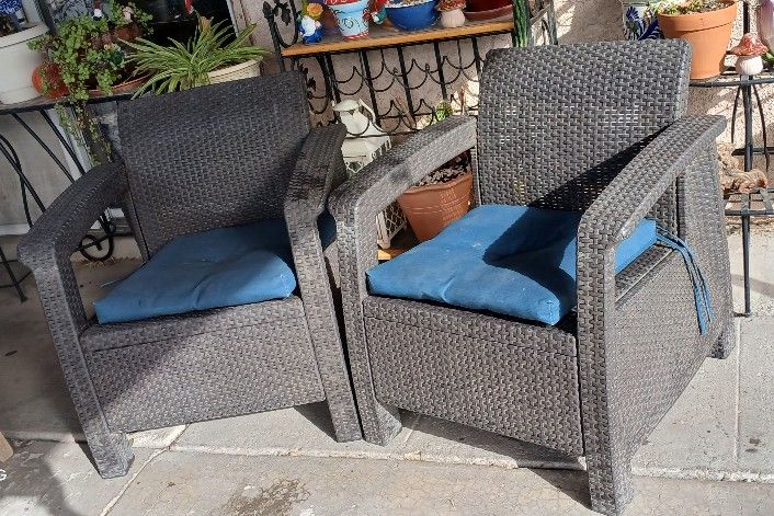 Armchairs with cushions included