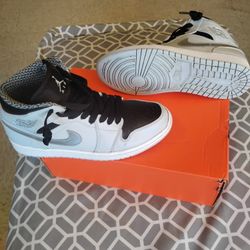 Nike Air Jordan 1 Retro Mid "Wolf Grey" sneakers. 