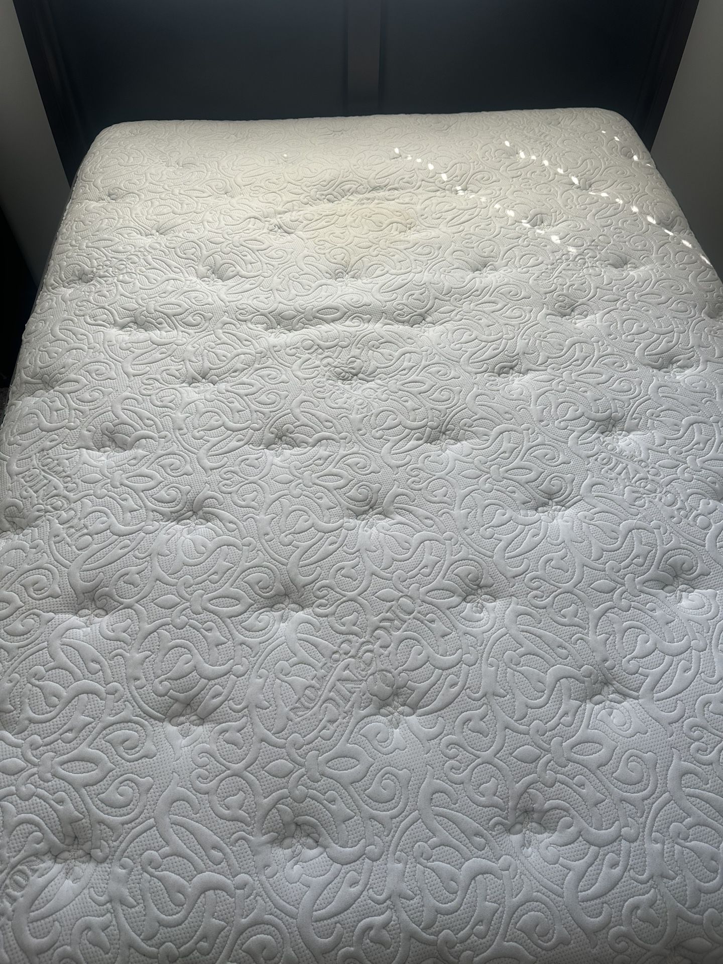 Hampton And Rhodes Queen Mattress & box Spring 