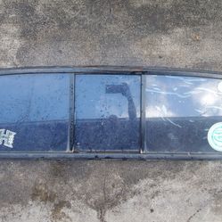 Selling a Nissan Hardbody rear sliding window  