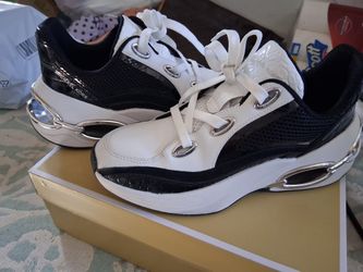 1 TIME USE MK TENIS SHOES  SIZE 8 WOMAN