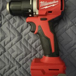 M18 18V Lithium-Ion Brushless Cordless 1/2 in. Compact Drill/Driver