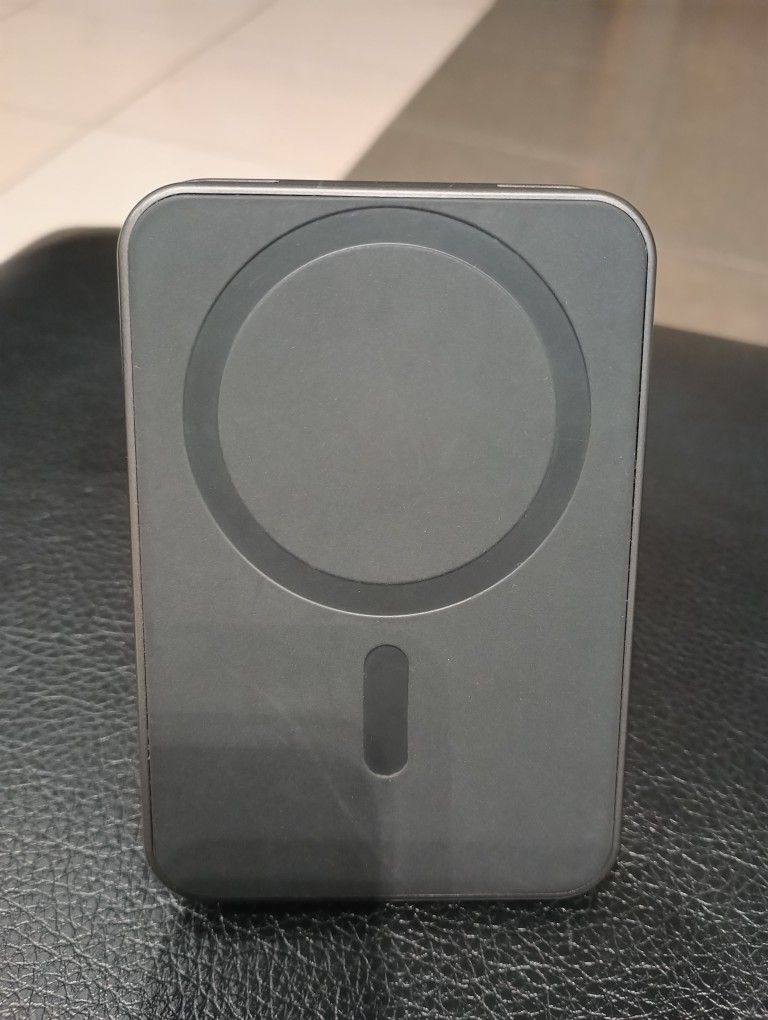 "Like New" iPhone Wireless 15W Power Bank With Stand