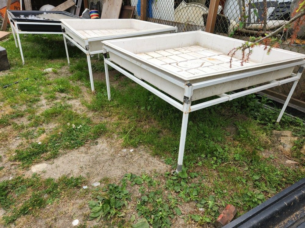 Hydroponic Flood Tables With Castors And Metal Frames