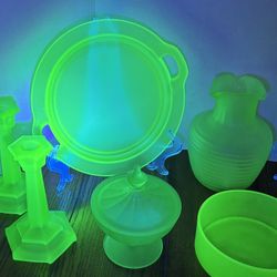 Green Depression Glass (uranium)