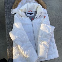 Woman’s /juniors Puffy White Jacket Size L