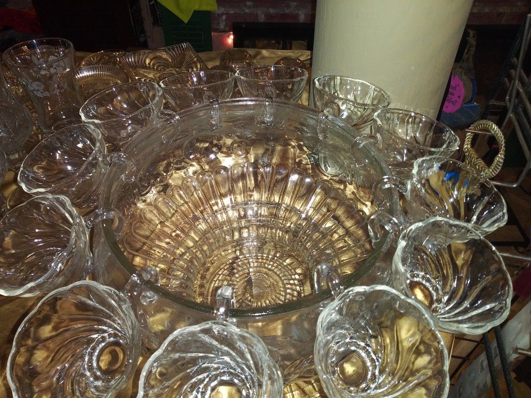 Large punch bowl with 24 cups