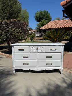Beautiful French Provincial 7-Drawer Dresser (Read Description)