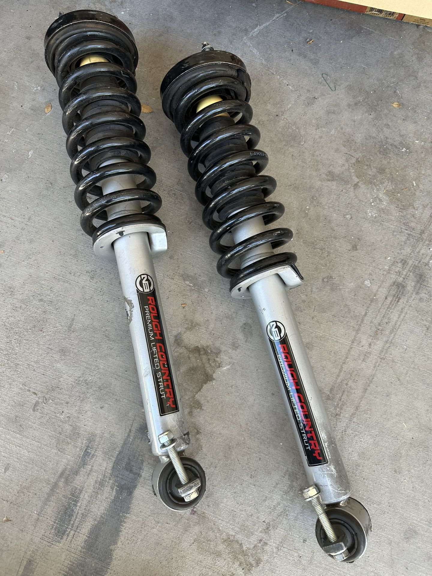 Rough Country 6inch  Lift Front Struts For 2014-2018 Chevy GMC