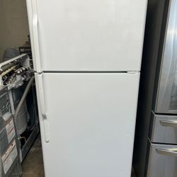 Ge Top And Bottom Fridge 30 Inches Wide Like New Everything Working Perfect Condition 👌 