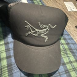 arcteryx hat 30$