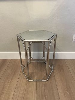 22” Tall Silver Metal Hexagon With Mirrored Top Side Table