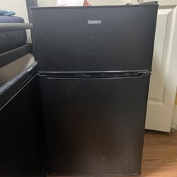 Galanz 3.1 Cu Ft Top Mount Refrigerator 