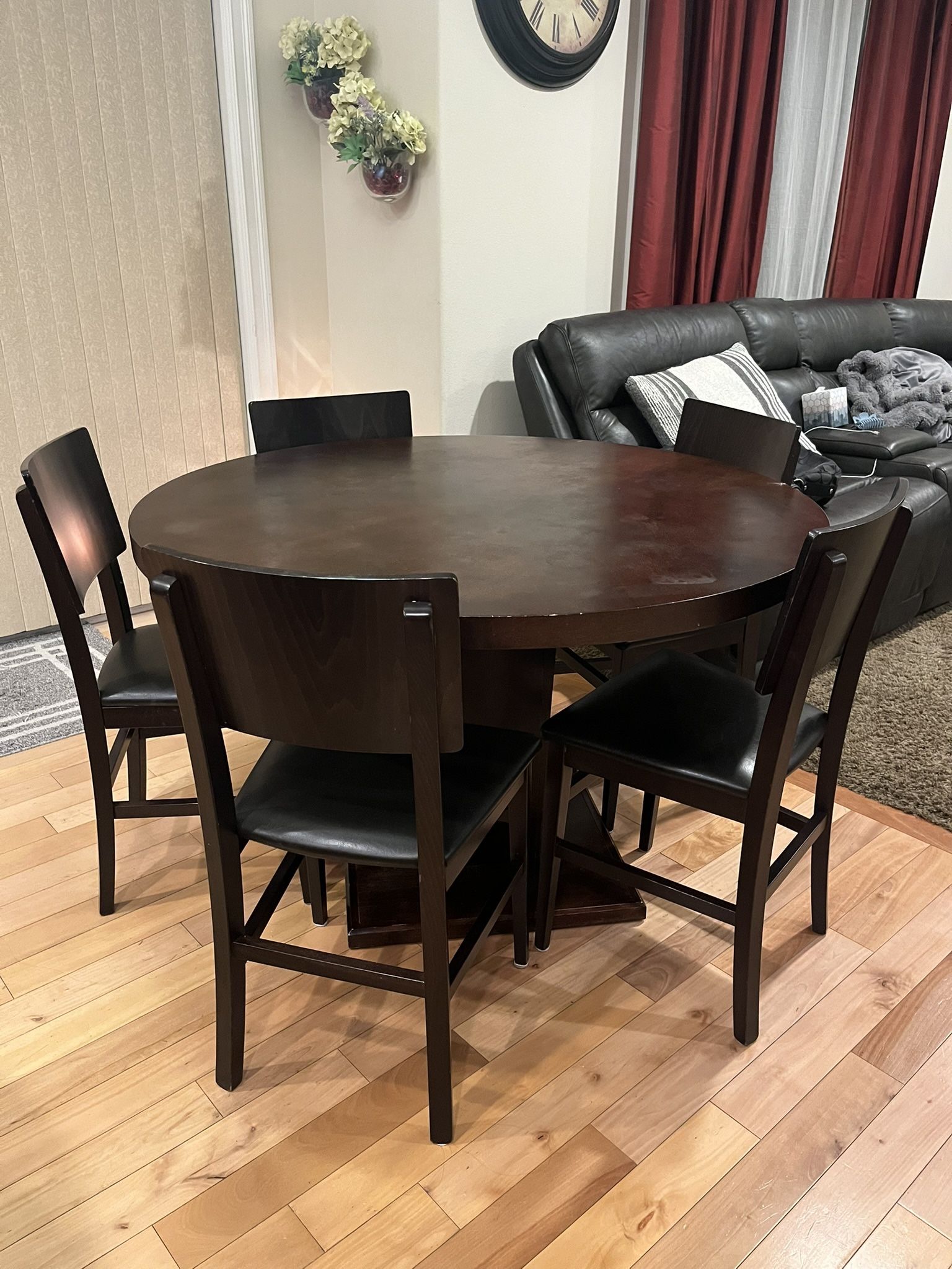Round Dining Table w/ Chairs