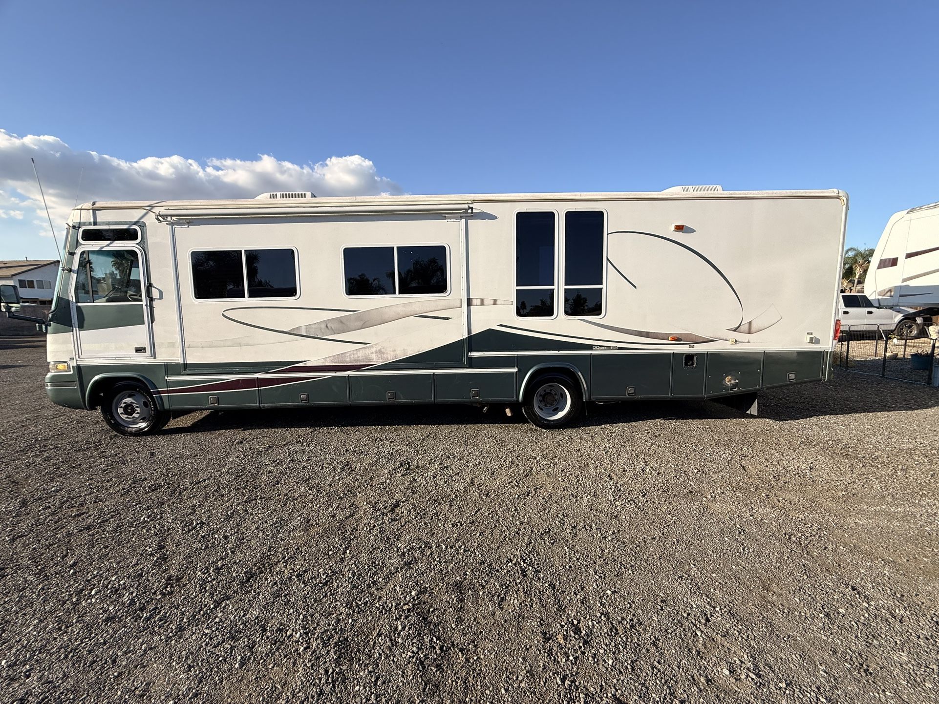 2000 Damon Intruder