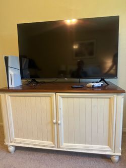 White Wooden TV Stand/Cabinet