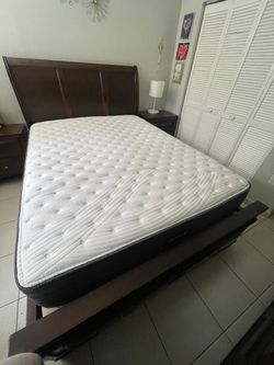 Queen Bed Frame + Mattre