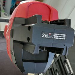 MILWUAKEE TRIMMER DUAL BATERY