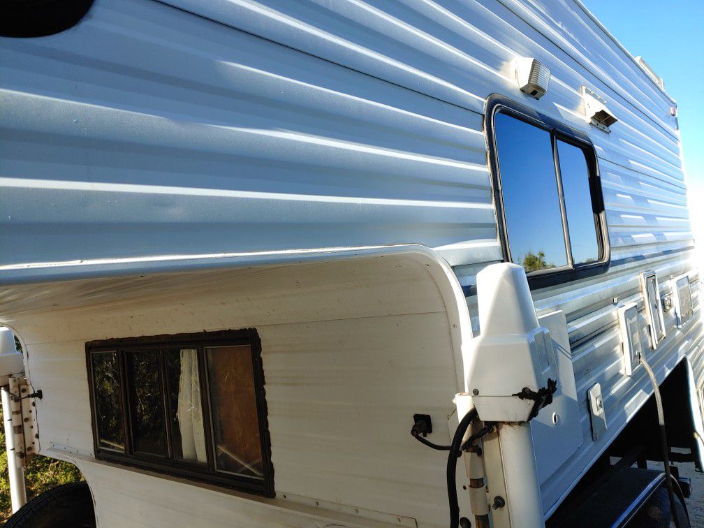 Fleetwood 10' truck camper