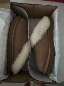 BRAND NEW IN BOX! AUTHENTIC UGG AUSTRALIA slippers - size 8