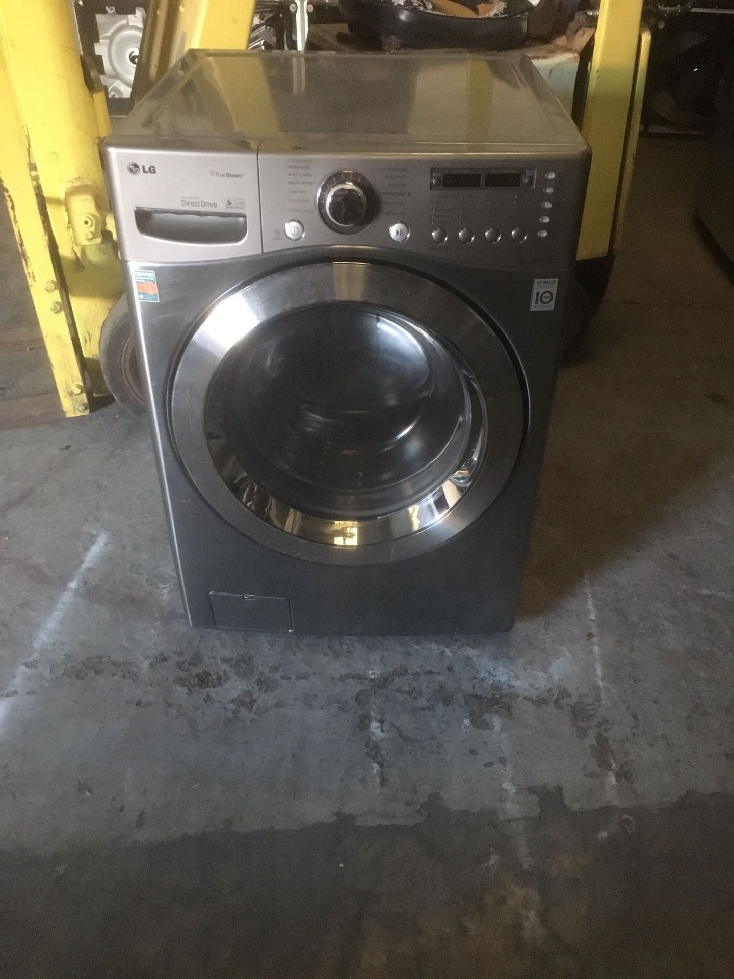 Washer brand LG everything is good working condition 90 days warranty delivery and installation