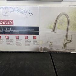 Delta
Hyde Single-Handle Pull Down Sprayer Kitchen Faucet with ShieldSpray Technology in Spotshield Stainless