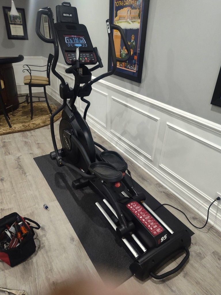 SOLE E95 ELLIPTICAL MACHINE ( LIKE NEW & DELIVERY AVAILABLE TODAY)
