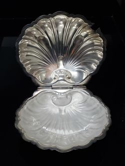 Silver clam shell trinket case