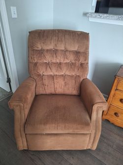Tan lazyboy reclining chair in great condition $50