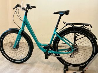 Gorgeous  2024 Comfortable Hybrid | LOADED | LIKE NEW | 1-owner | Ready to Roll | Disc Brakes
