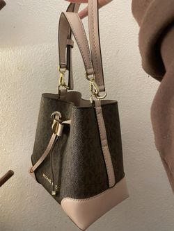Micheal Kors Mercer Gallery Small Bucket Bag