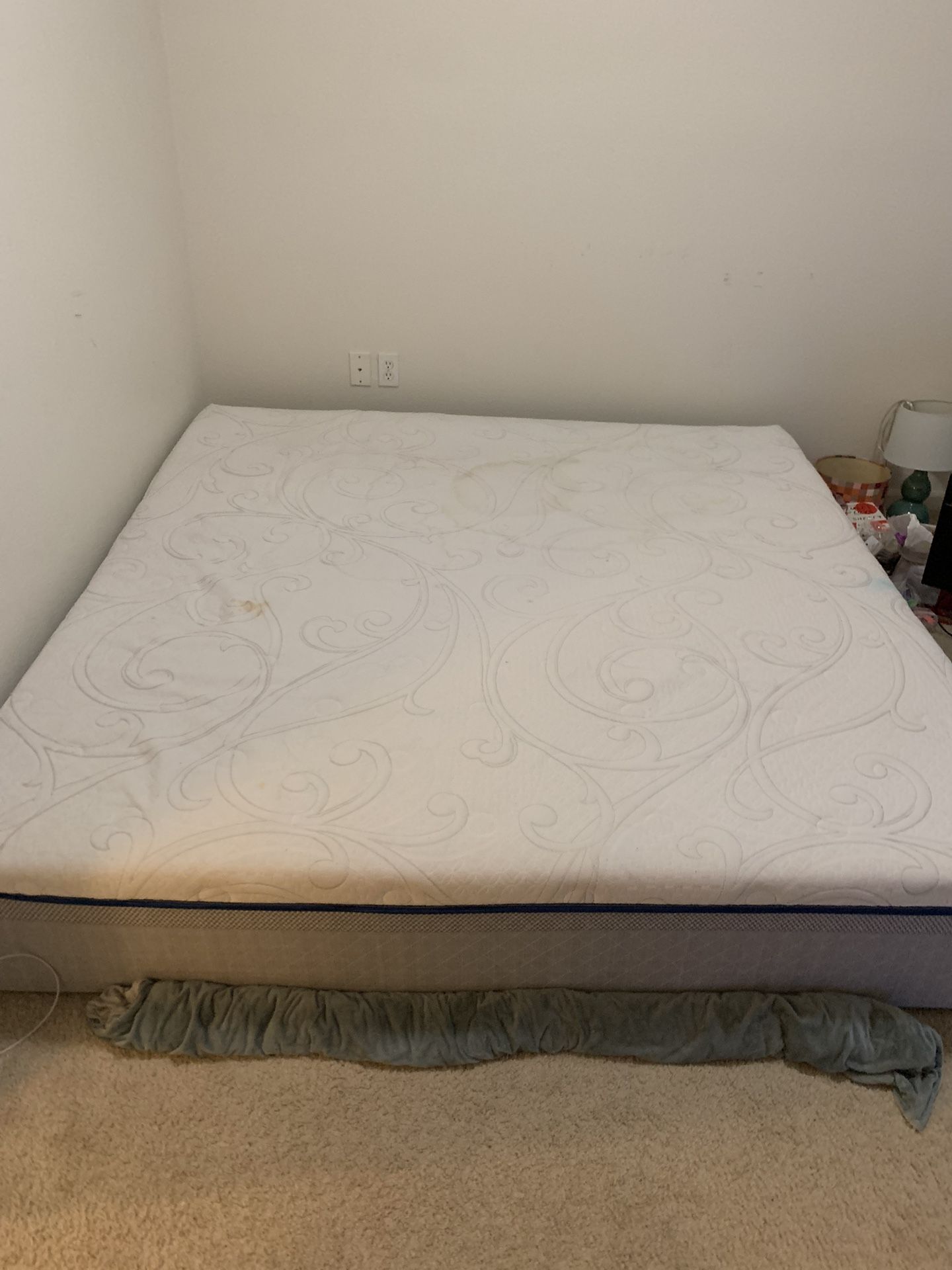 King mattress For Free Pickup for Sale in Redmond, WA OfferUp