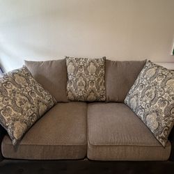 Luxury loveseat - Excellent Condition 