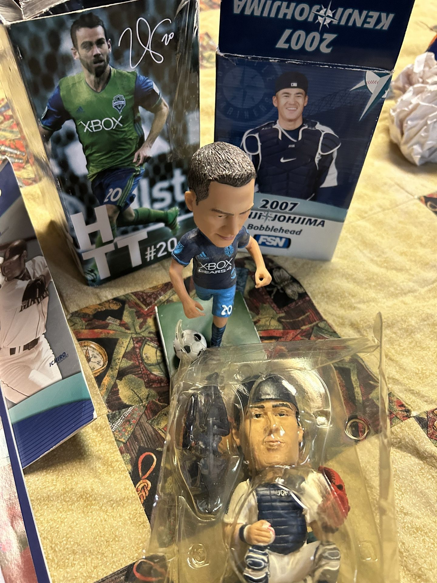 Mariners/ Sounders Bobble Heads / 2007 Mariner Mags 
