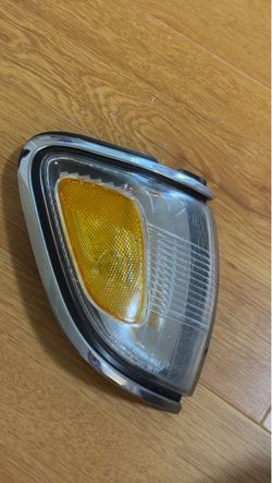 2004 Toyota Tacoma RH (Passenger Side) Side Marker Light OEM - US Auto