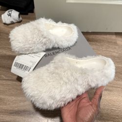 Balenciaga Furry Slides 🤍🤍