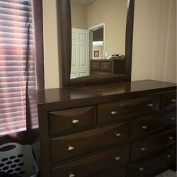 Dark Brown Wood 4pc Bedroom Set: Bedframe, Dresser w/ Mirror, Nightstand