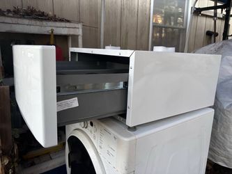 Laundry pedestal