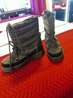 Snow boots size 7