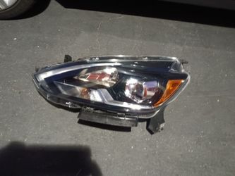 2016-2019 Nissan Sentra headlights with light bulbs and accessories oem.