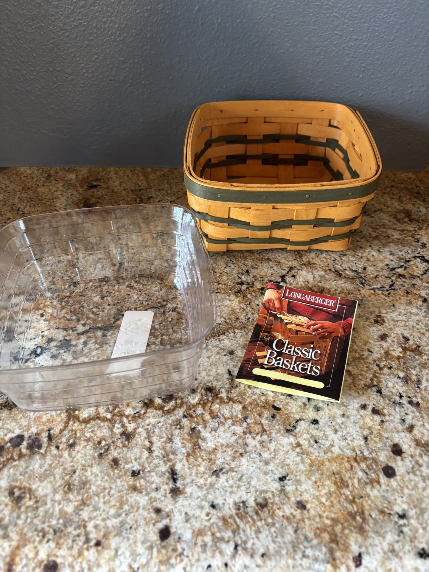 Longaberger NWT Vintage Green Shoestring Weave Med Berry Basket