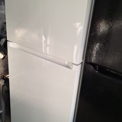 SAMSUNG, APARTMENT SIZE REFRIGERATOR (DELIVERED)