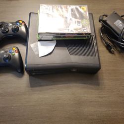 Xbox 360 4g With Power Brick, 2 Controller's, And Games Tested All Works
