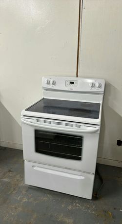 White Electric Stove in Good Condition with Glass Top